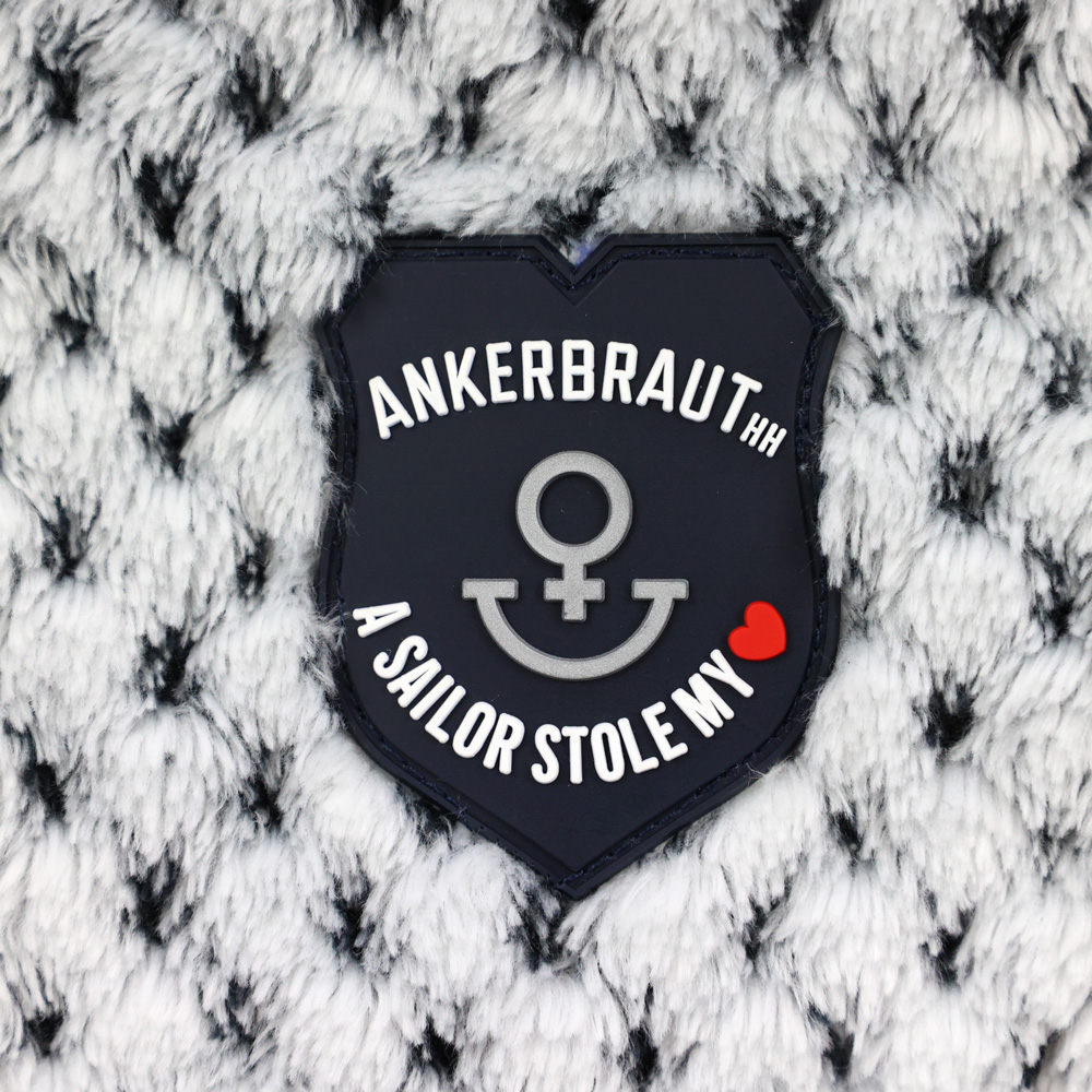 Weibliches Model mit ANKERBRAUT Plüschjacke in India Ink