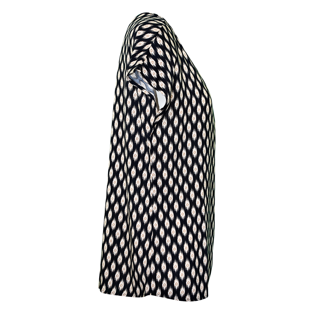 Weibliches Model mit CAMPS BAY Bluse in Black Div.