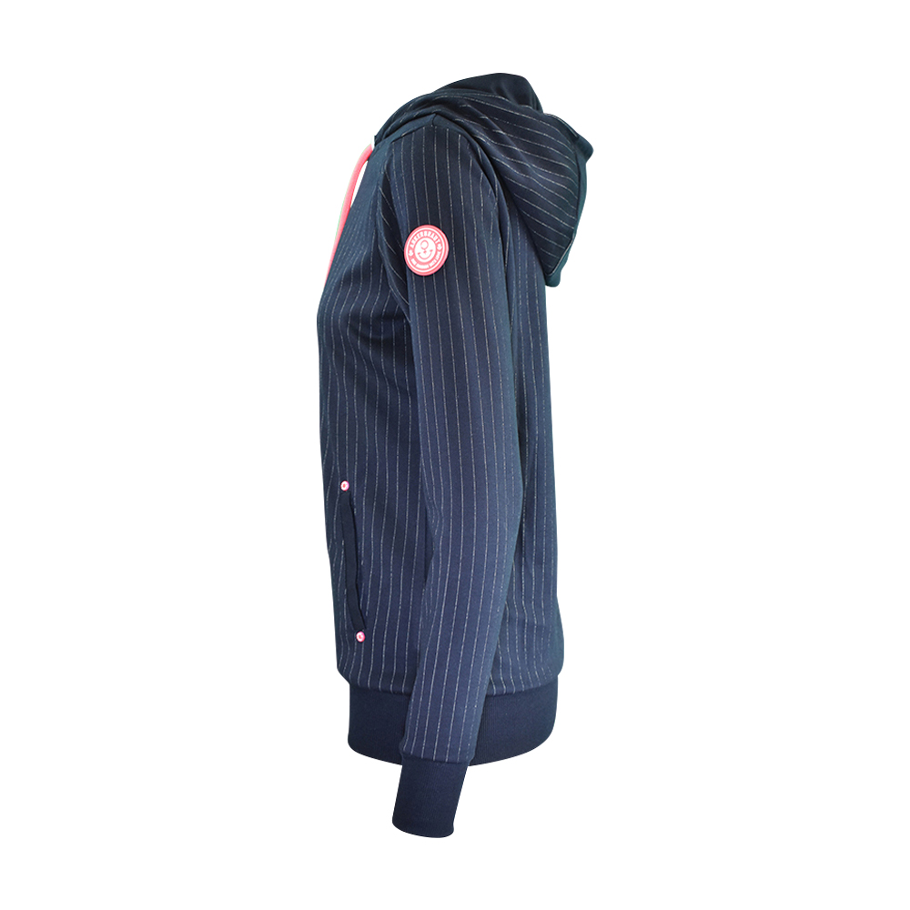 Weibliches Model mit ANKERBRAUT Hoodie in Night Sky Pink