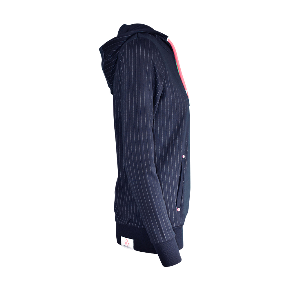 Weibliches Model mit ANKERBRAUT Hoodie in Night Sky Pink