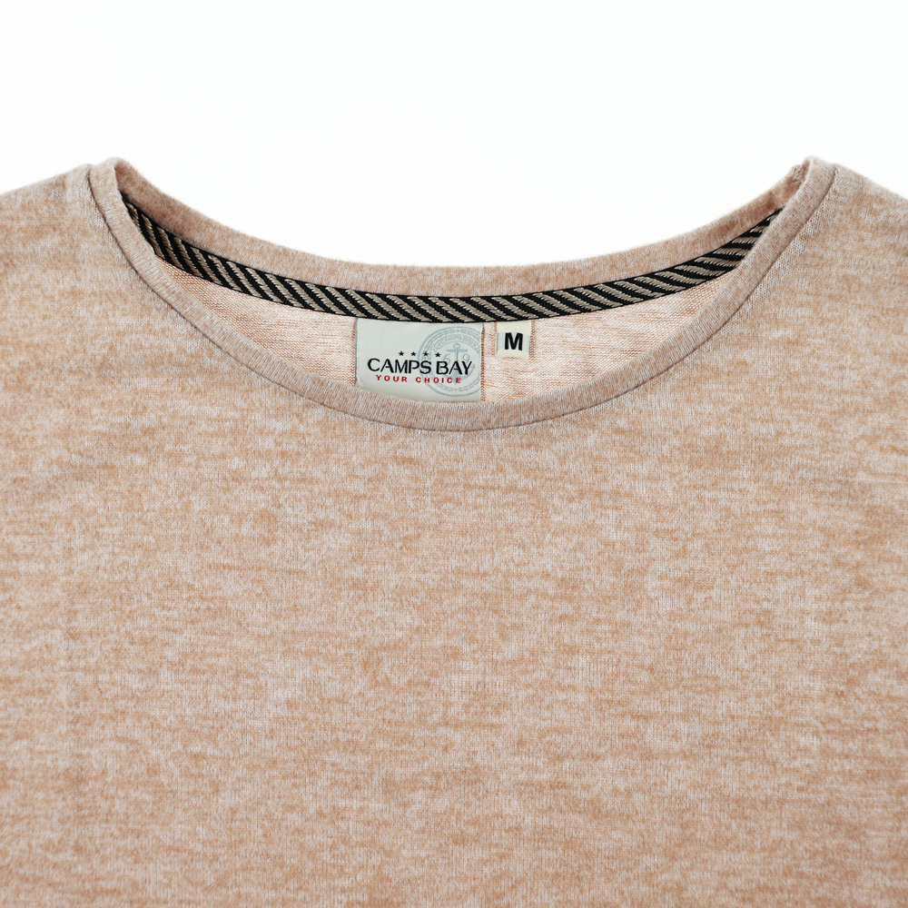 Weibliches Model mit CAMPS BAY Shirt in Beige Marl