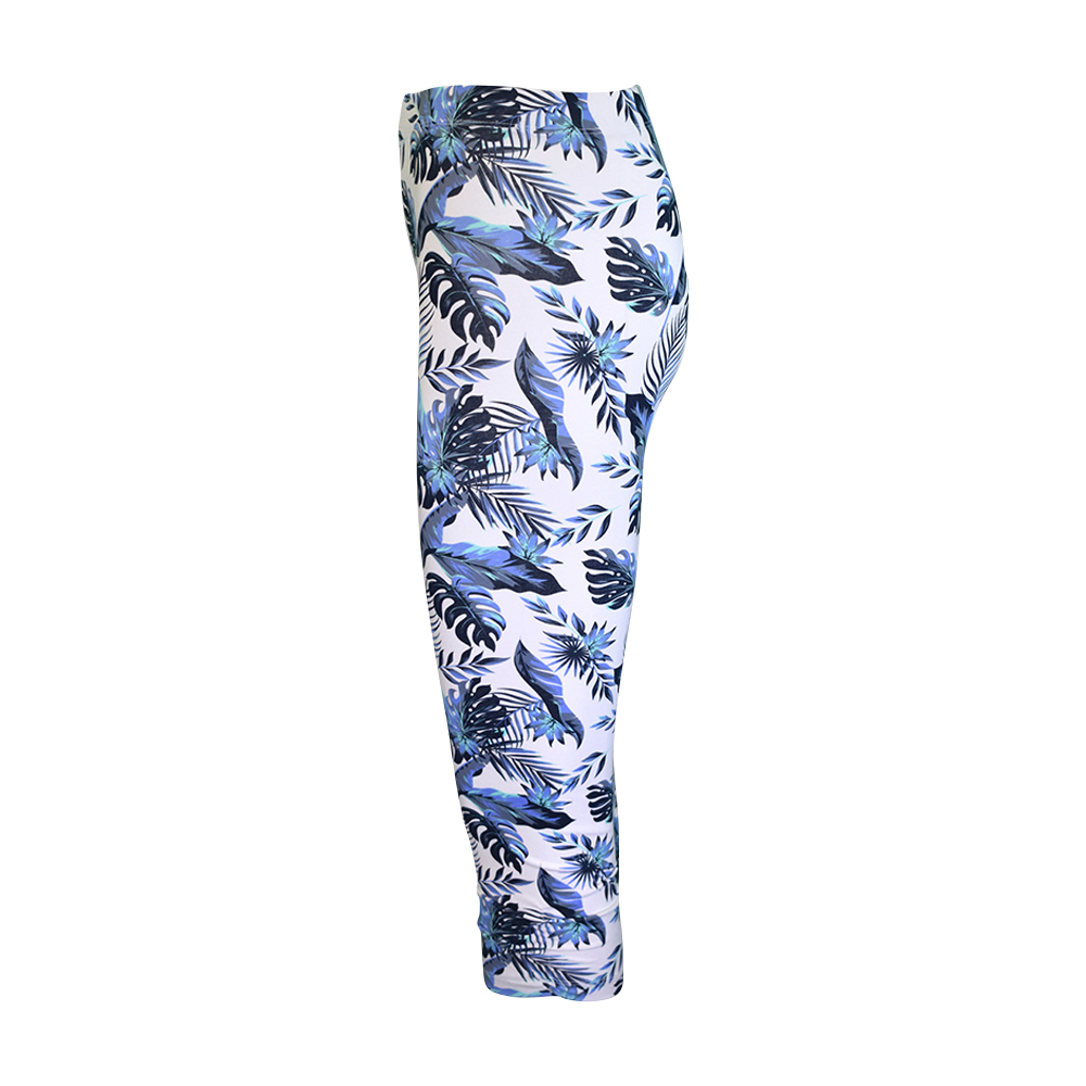 Weibliches Model mit CAMPS BAY Leggins in Aqua Sky