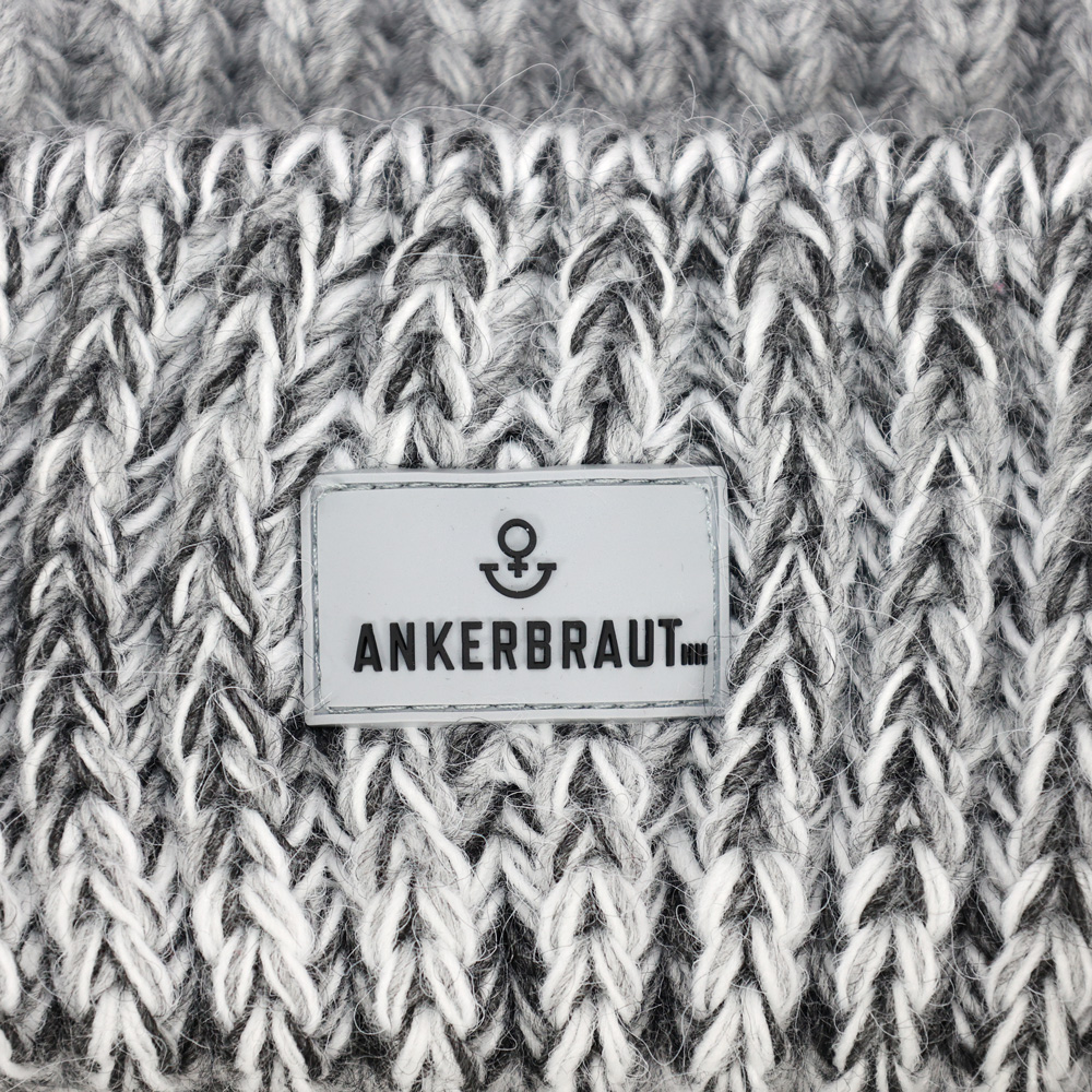 Weibliches Model mit ANKERBRAUT Mütze in Silver