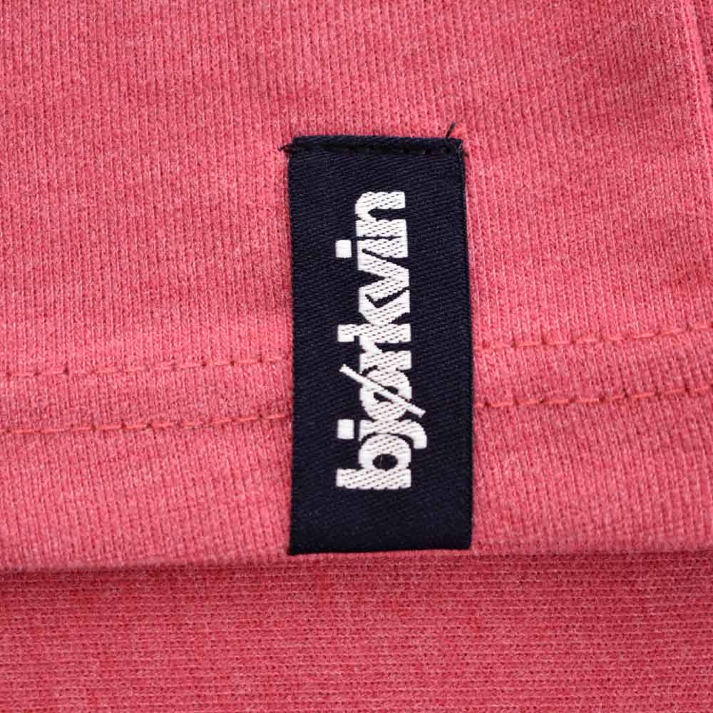 Männliches Model mit Björkvin T-Shirt in Red Melange