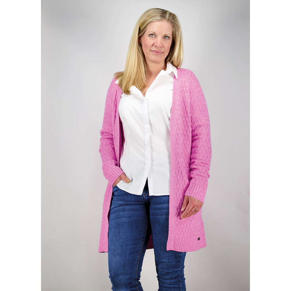 Weibliches Model mit CAMPS BAY Strickjacke in Cyclamen Melange