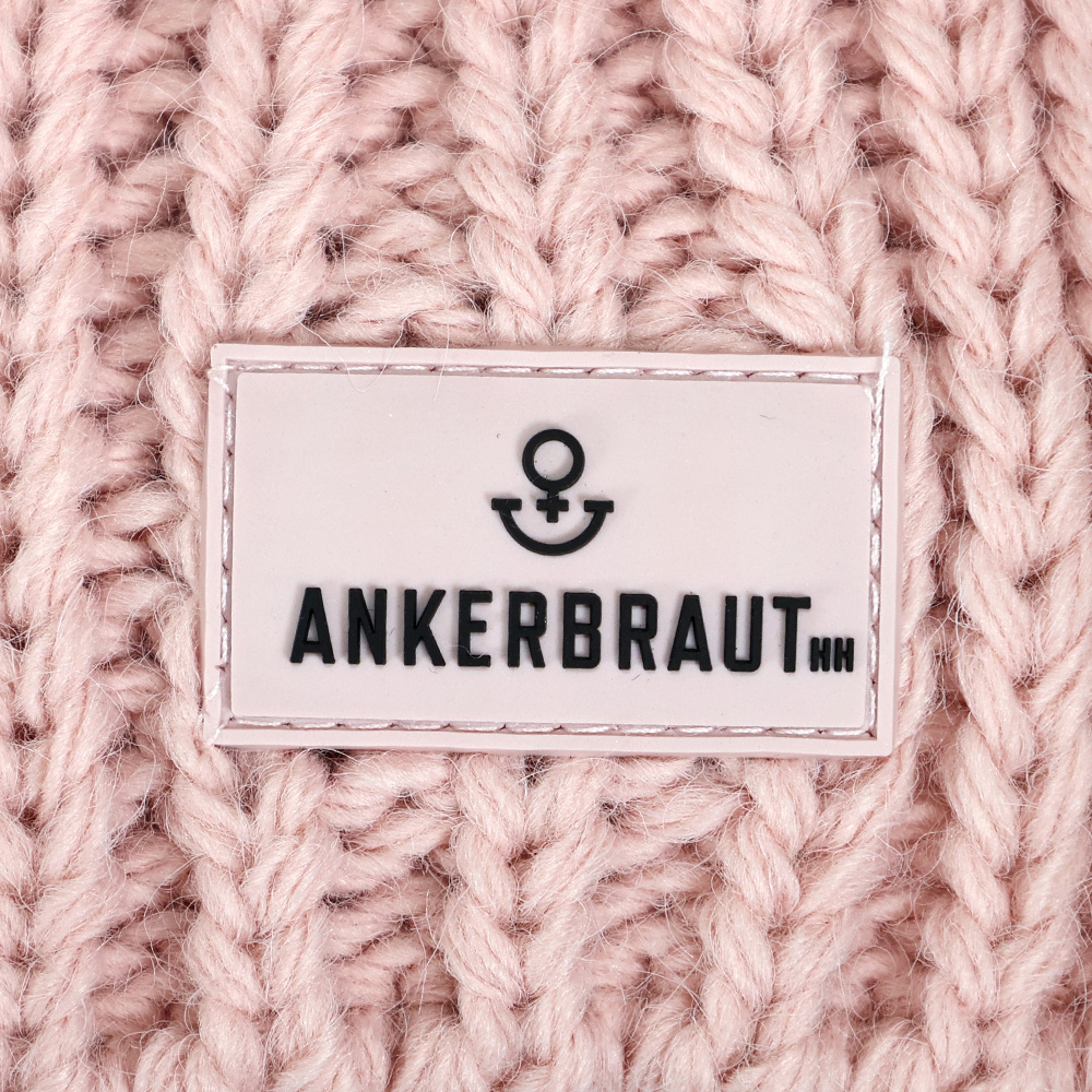 Weibliches Model mit ANKERBRAUT Schal in Rose