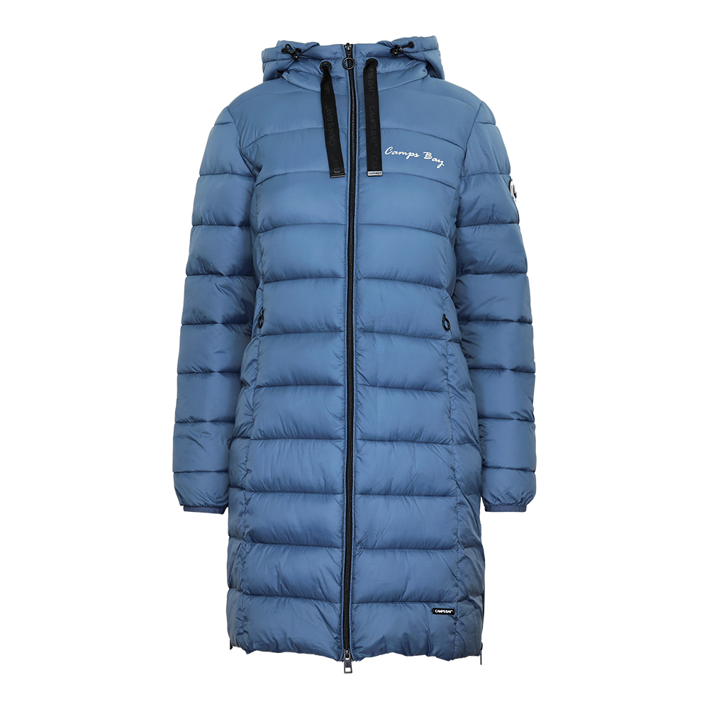 Weibliches Model mit CAMPS BAY Steppmantel in Bering Sea