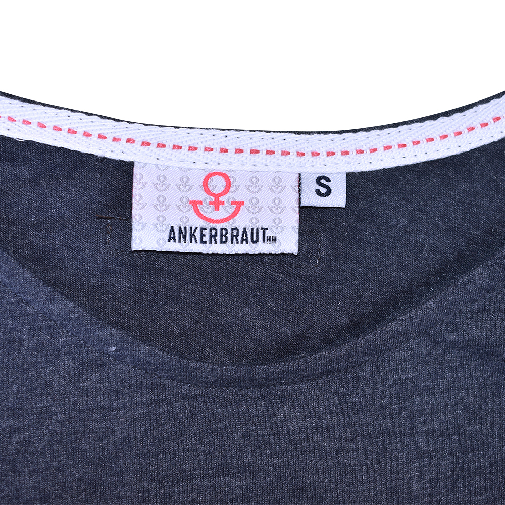 Weibliches Model mit ANKERBRAUT Jerseykleid in Blau Melange