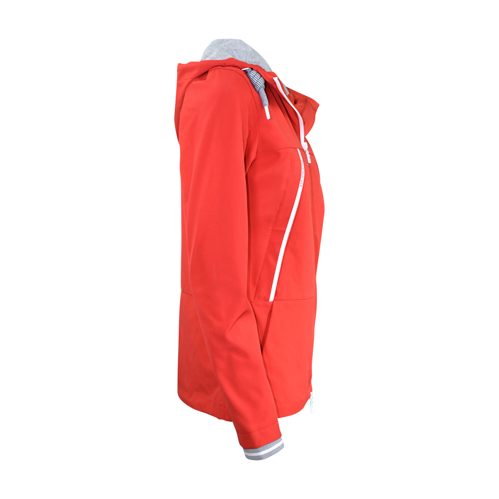 Weibliches Model mit CAMPS BAY Jacke in True Red