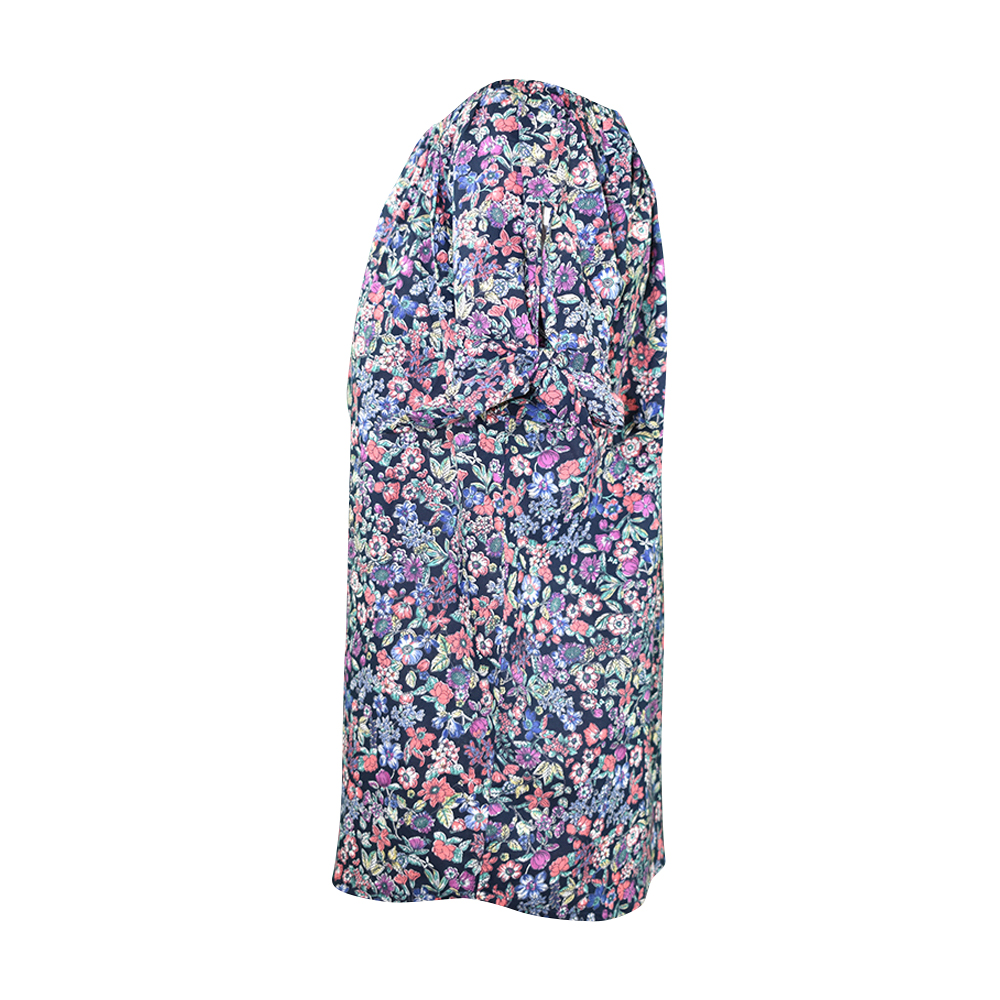 Weibliches Model mit CAMPS BAY Bluse in Navy