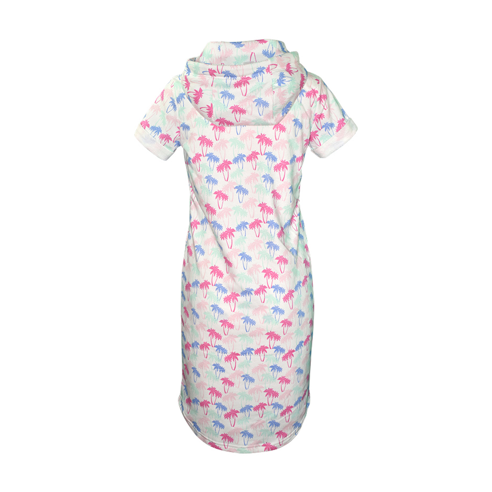 Weibliches Model mit ANKERBRAUT Strandkleid 