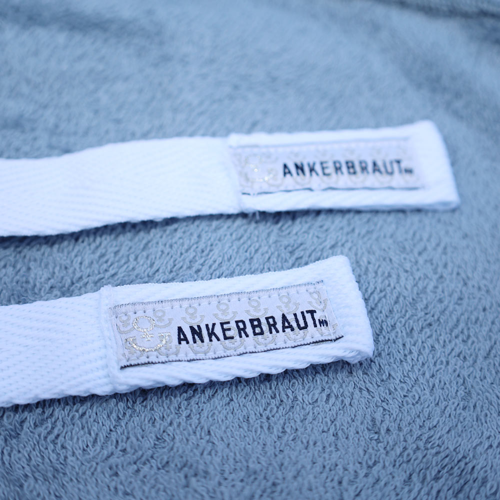 Weibliches Model mit ANKERBRAUT Beach-Poncho in Dove Blue