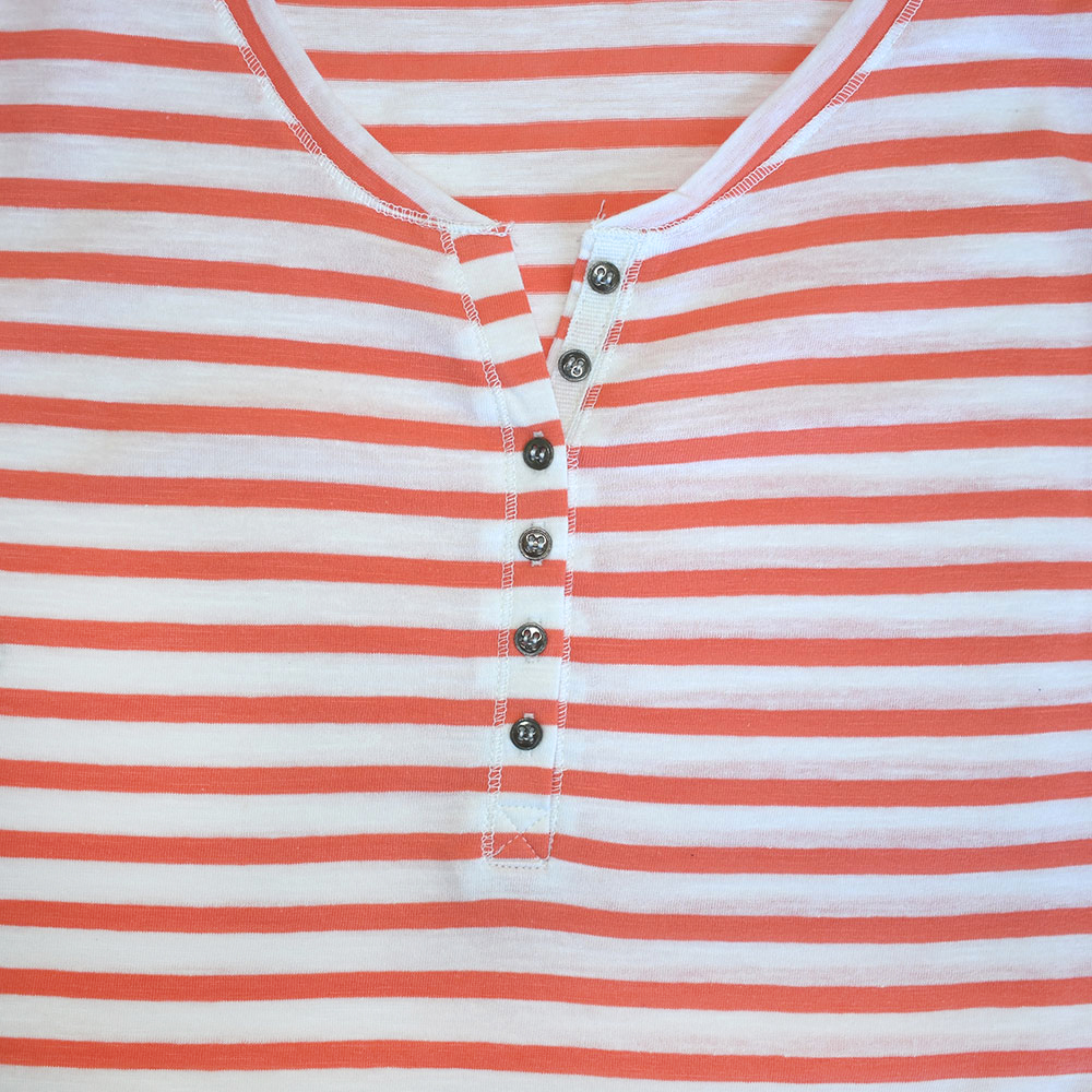 Weibliches Model mit CAMPS BAY Shirt in Fusion Coral