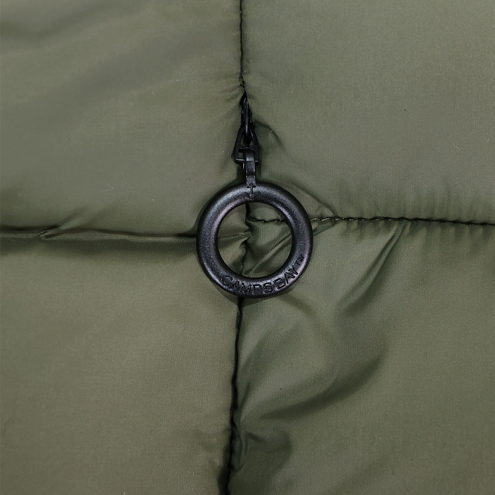 Weibliches Model mit CAMPS BAY Steppjacke in Olive Night