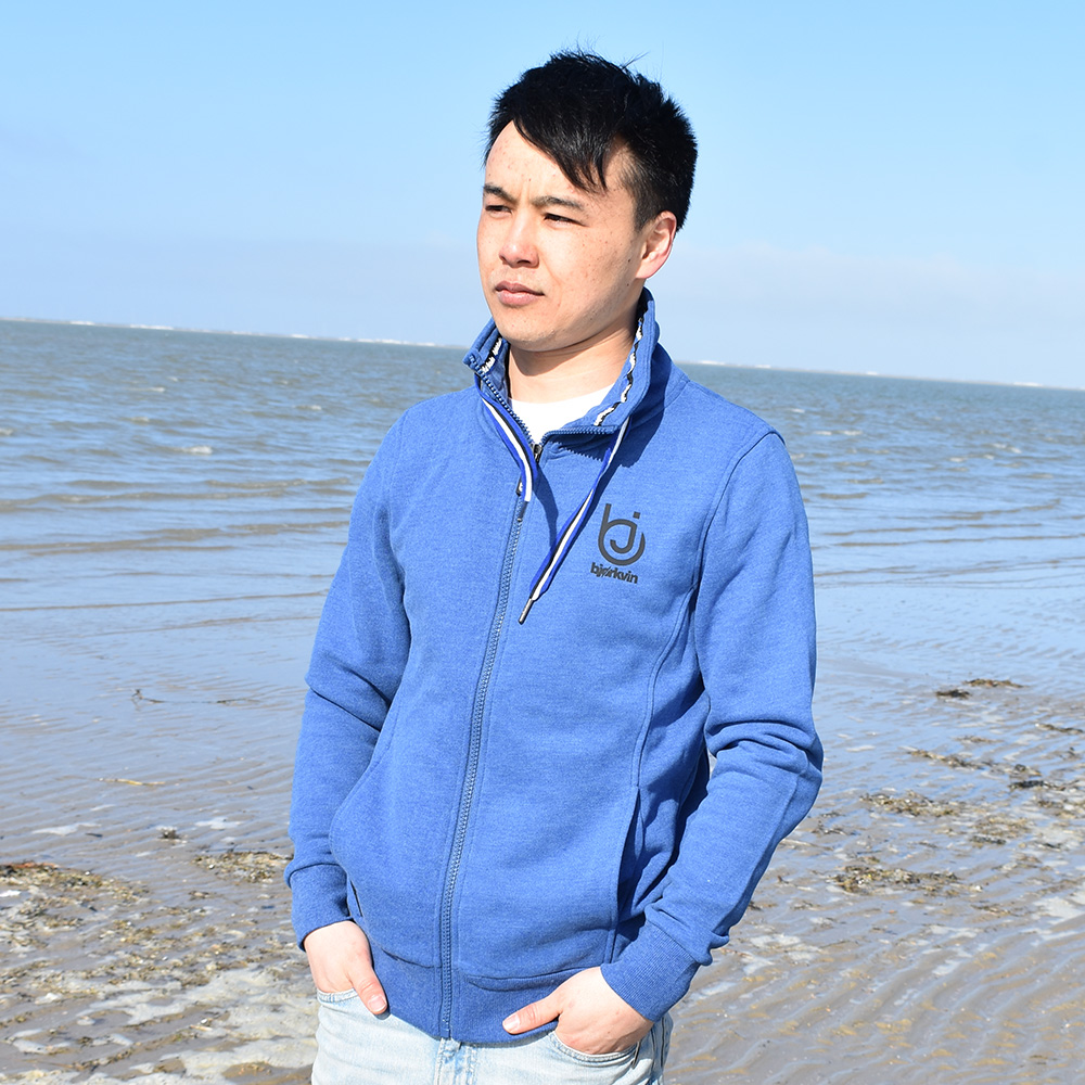 Männliches Model mit Björkvin Sweatjacke in Blue Melange