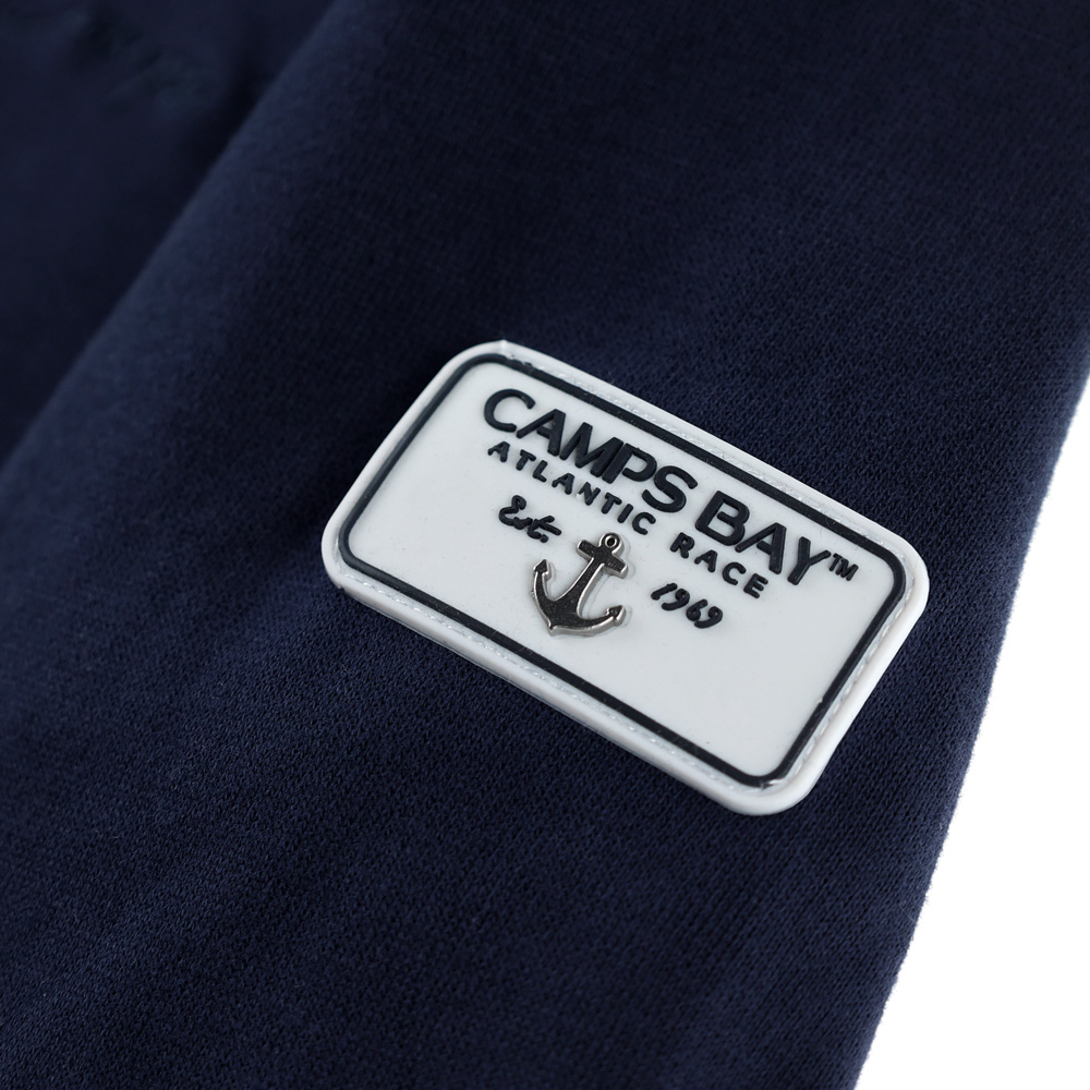 Weibliches Model mit CAMPS BAY Sweatjacke in Maritime Blue