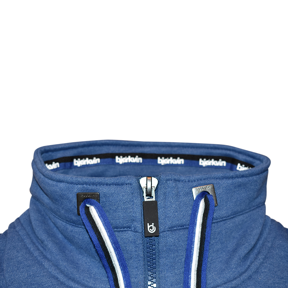 Männliches Model mit Björkvin Sweatjacke in Blue Melange
