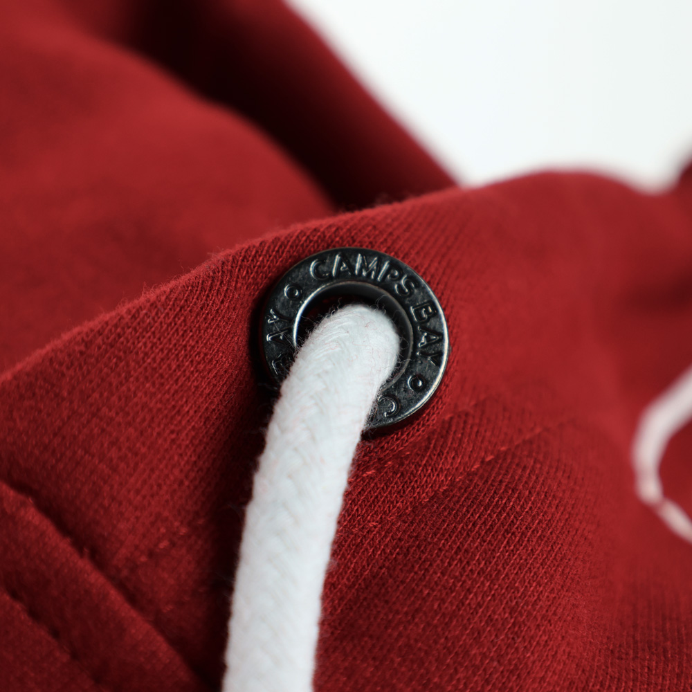Männliches Model mit CAMPS BAY Sweatjacke in Sun Dried Tomato