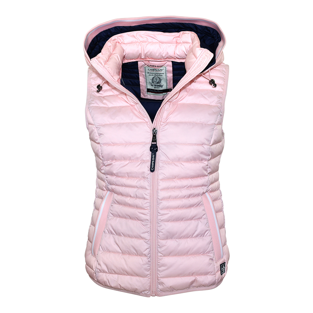 Weibliches Model mit CAMPS BAY Weste in Rose Quartz