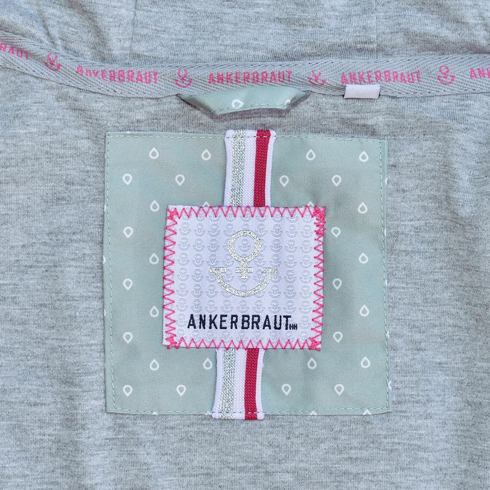 Weibliches Model mit ANKERBRAUT Weste in Slate Gray