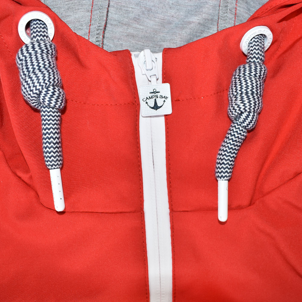 Weibliches Model mit CAMPS BAY Jacke in True Red