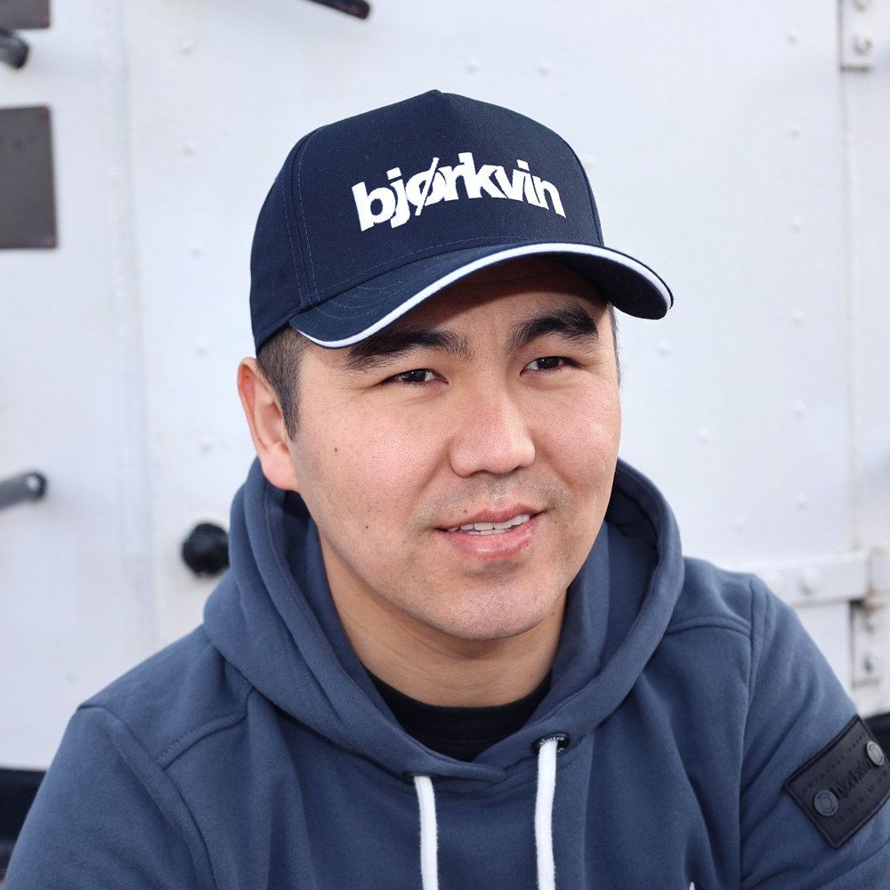 Männliches Model mit Björkvin Cap in Marine
