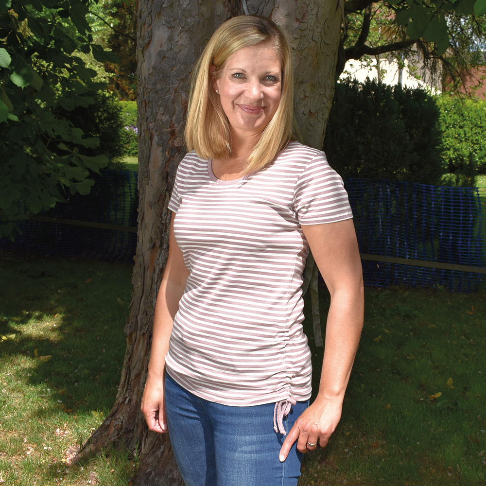 Weibliches Model mit CAMPS BAY T-Shirt in Oldrose