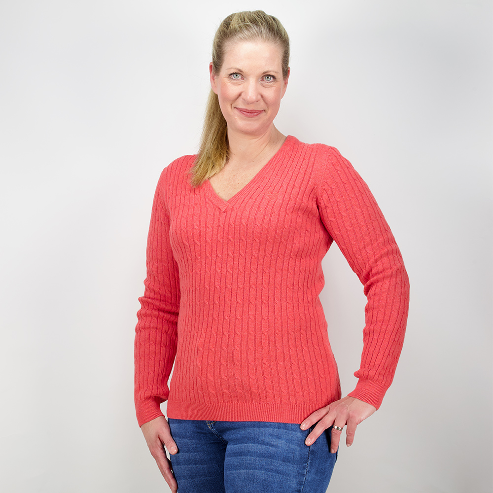 Weibliches Model mit CAMPS BAY Pullover in Red