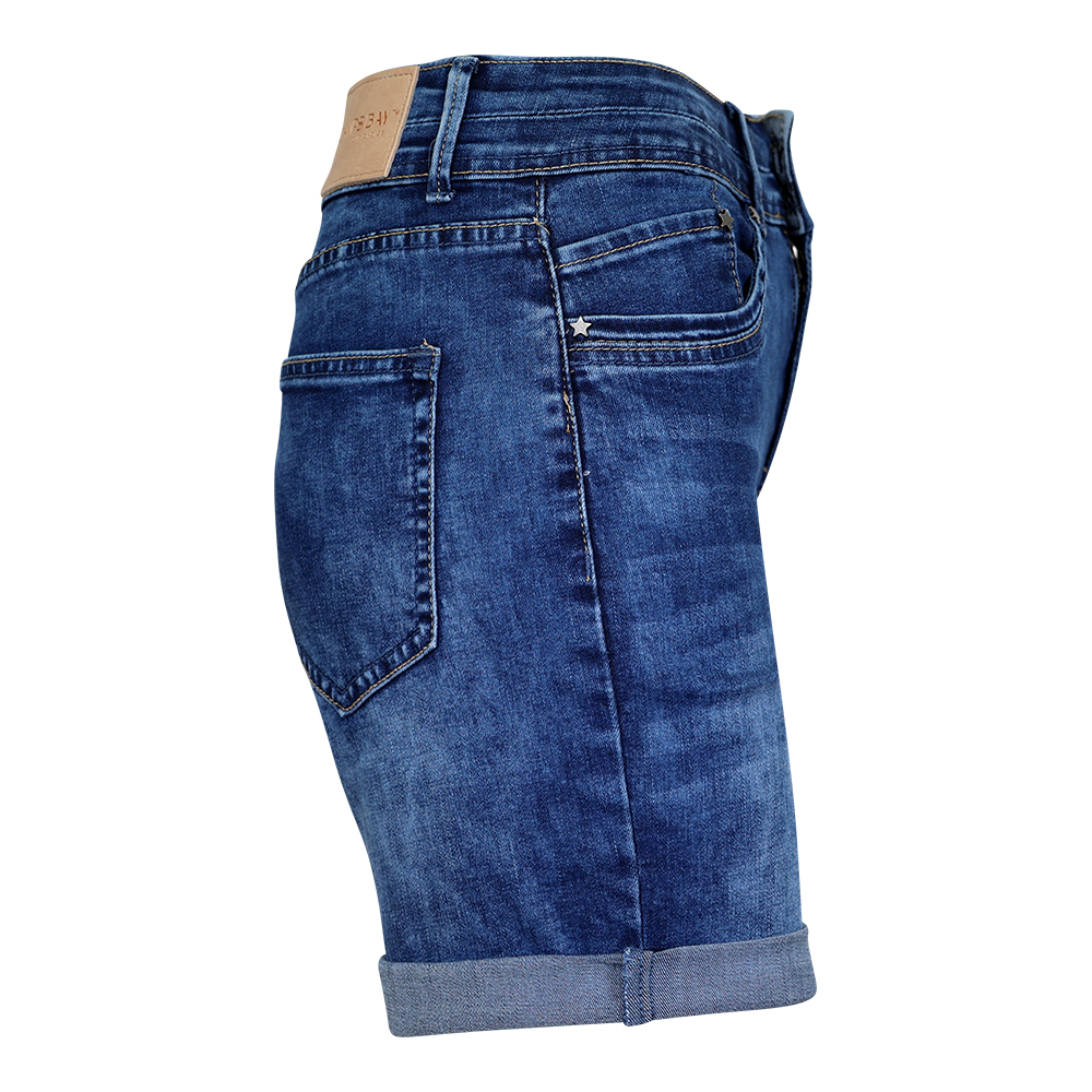 Weibliches Model mit CAMPS BAY Jeans-Shorts in dblue