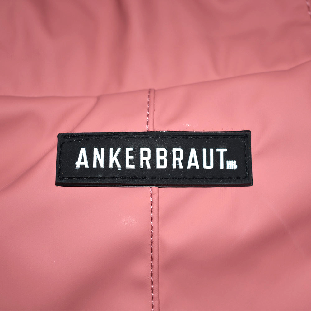 Weibliches Model mit ANKERBRAUT Wetterjacke in Dusty Rose
