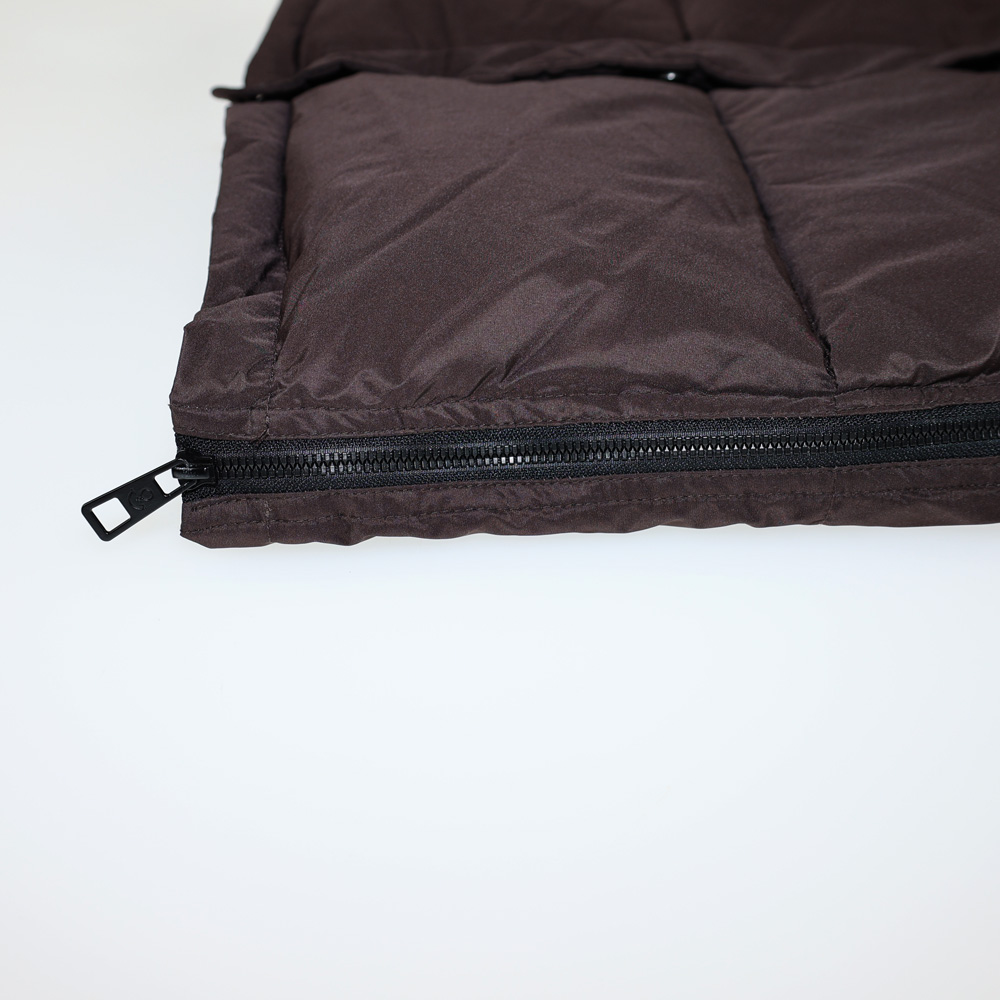 Weibliches Model mit ANKERBRAUT Long-Weste in Chocolate Torte