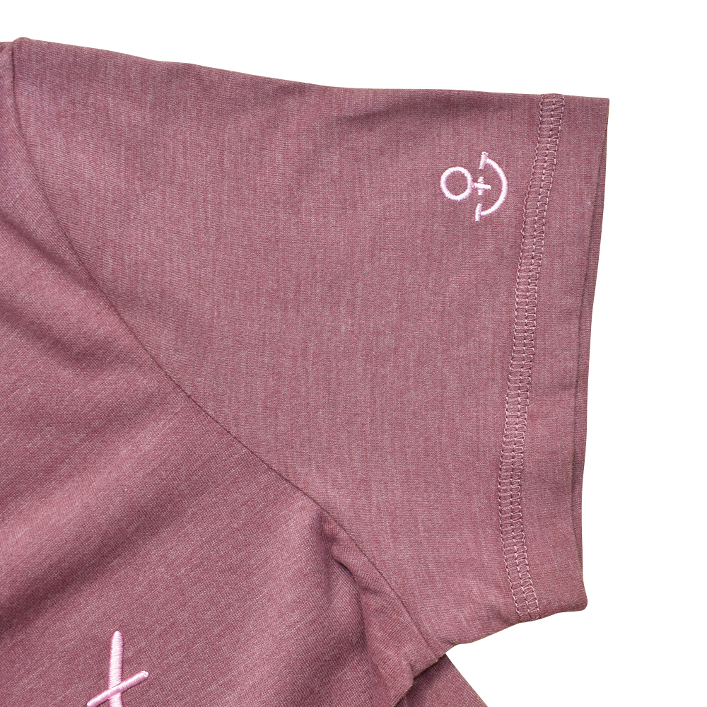 Weibliches Model mit ANKERBRAUT Shirt in Rose Brown