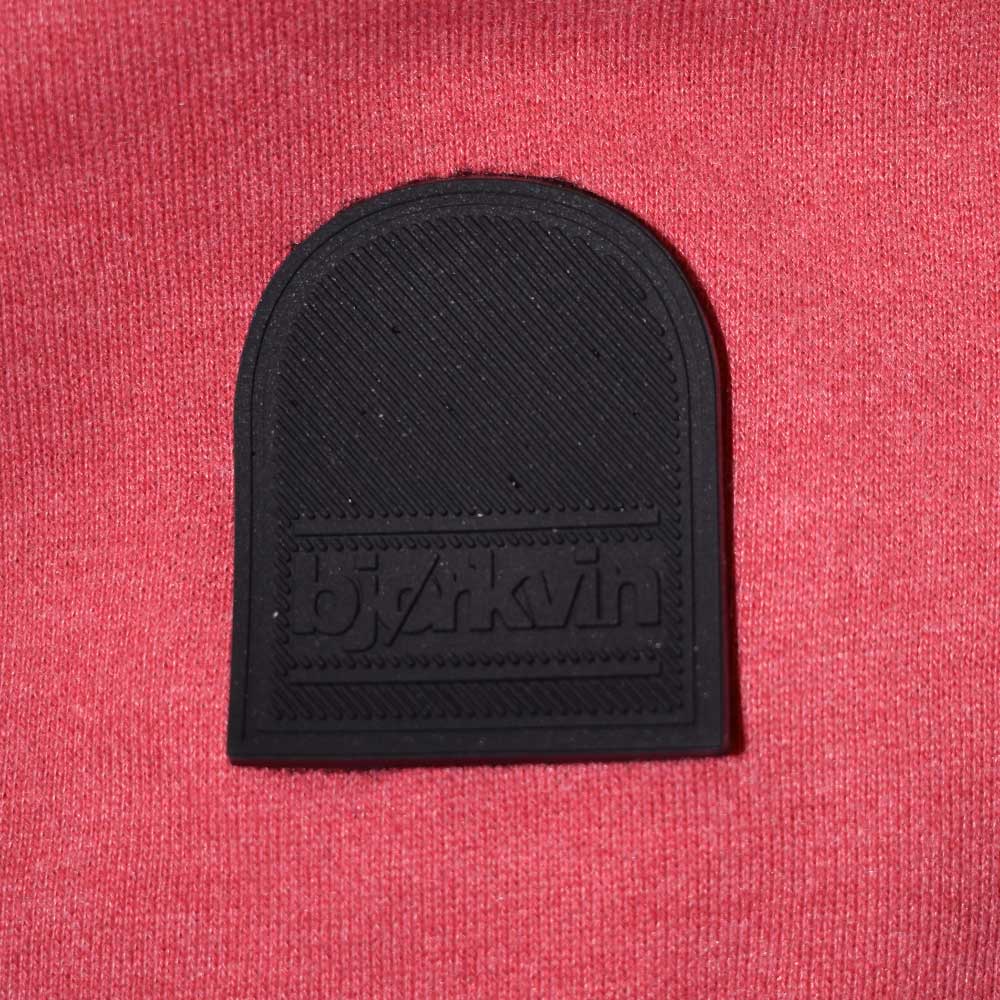 Männliches Model mit Björkvin Sweatjacke in Red Melange