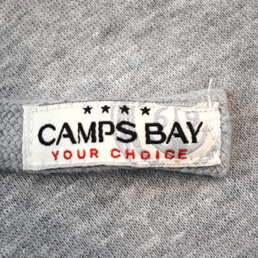 Männliches Model mit CAMPS BAY Shorts in Silver Melange