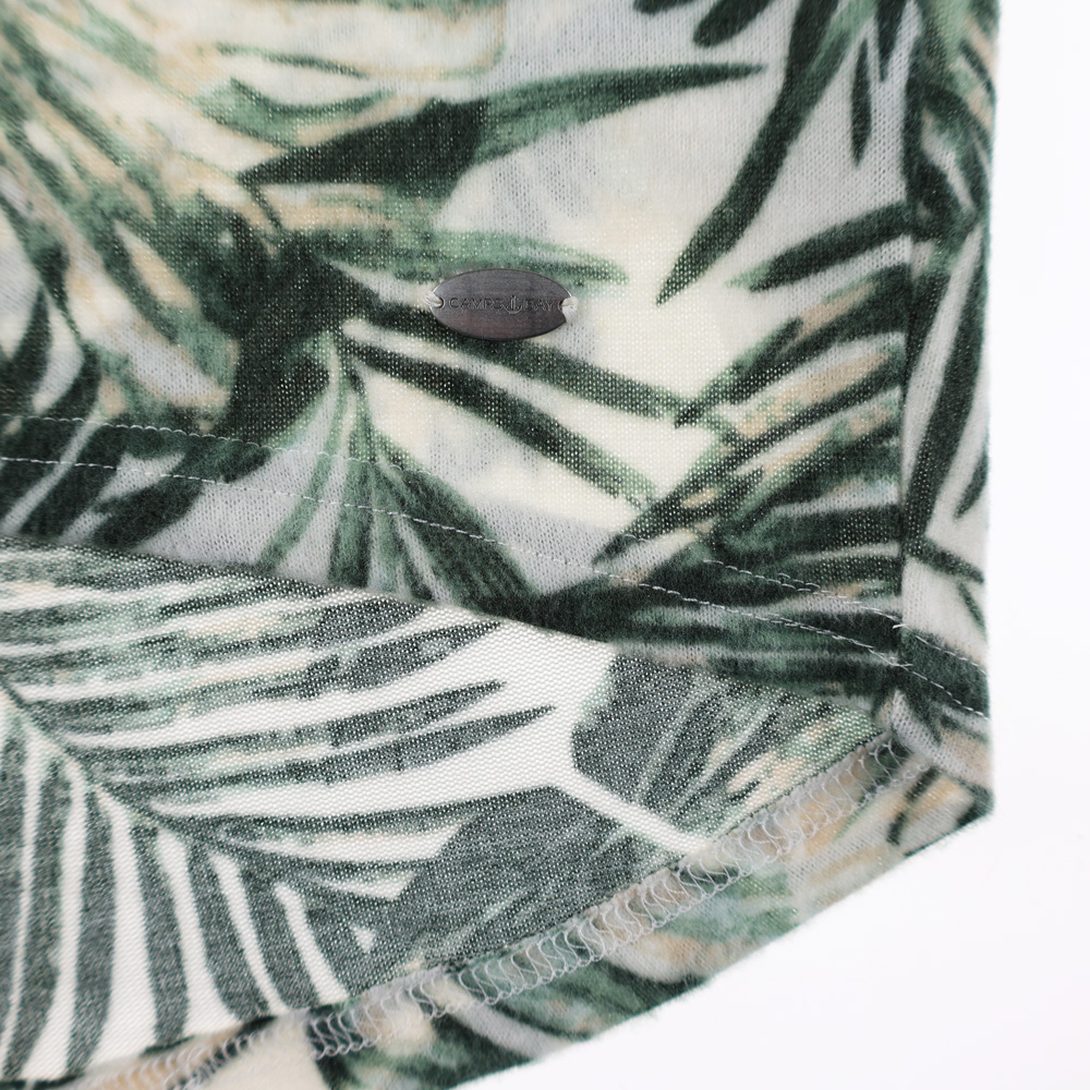Weibliches Model mit CAMPS BAY Shirt in 6836 Offwhite Palm
