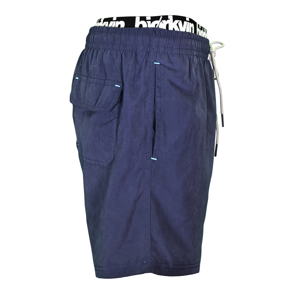 Männliches Model mit Björkvin Badeshorts in Navy