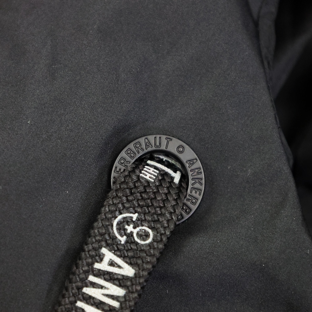 Weibliches Model mit ANKERBRAUT Long-Weste in Schwarz