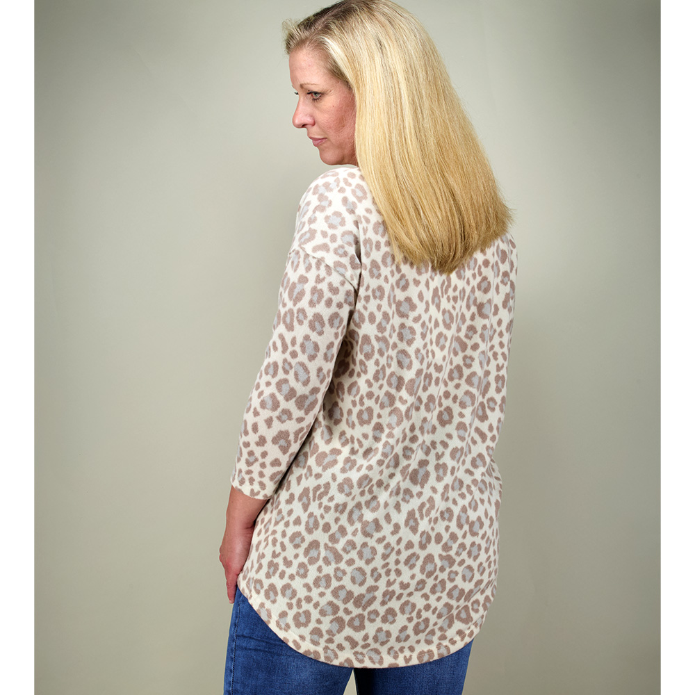 Weibliches Model mit CAMPS BAY Shirt in Beige Leo