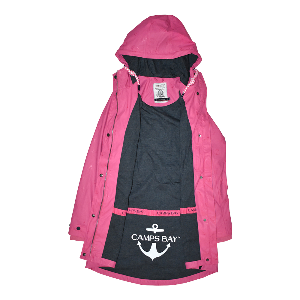 Weibliches Model mit CAMPS BAY Regenjacke in Pink Flambée