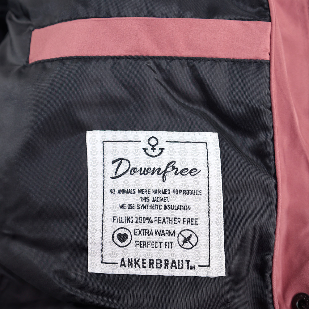 Weibliches Model mit ANKERBRAUT Long-Weste in Rose