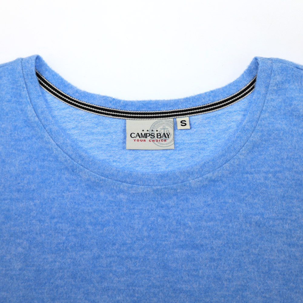 Weibliches Model mit CAMPS BAY Shirt in Vista Blue