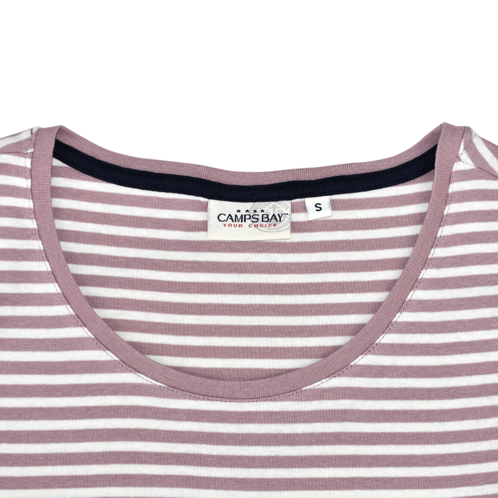 Weibliches Model mit CAMPS BAY T-Shirt in Oldrose