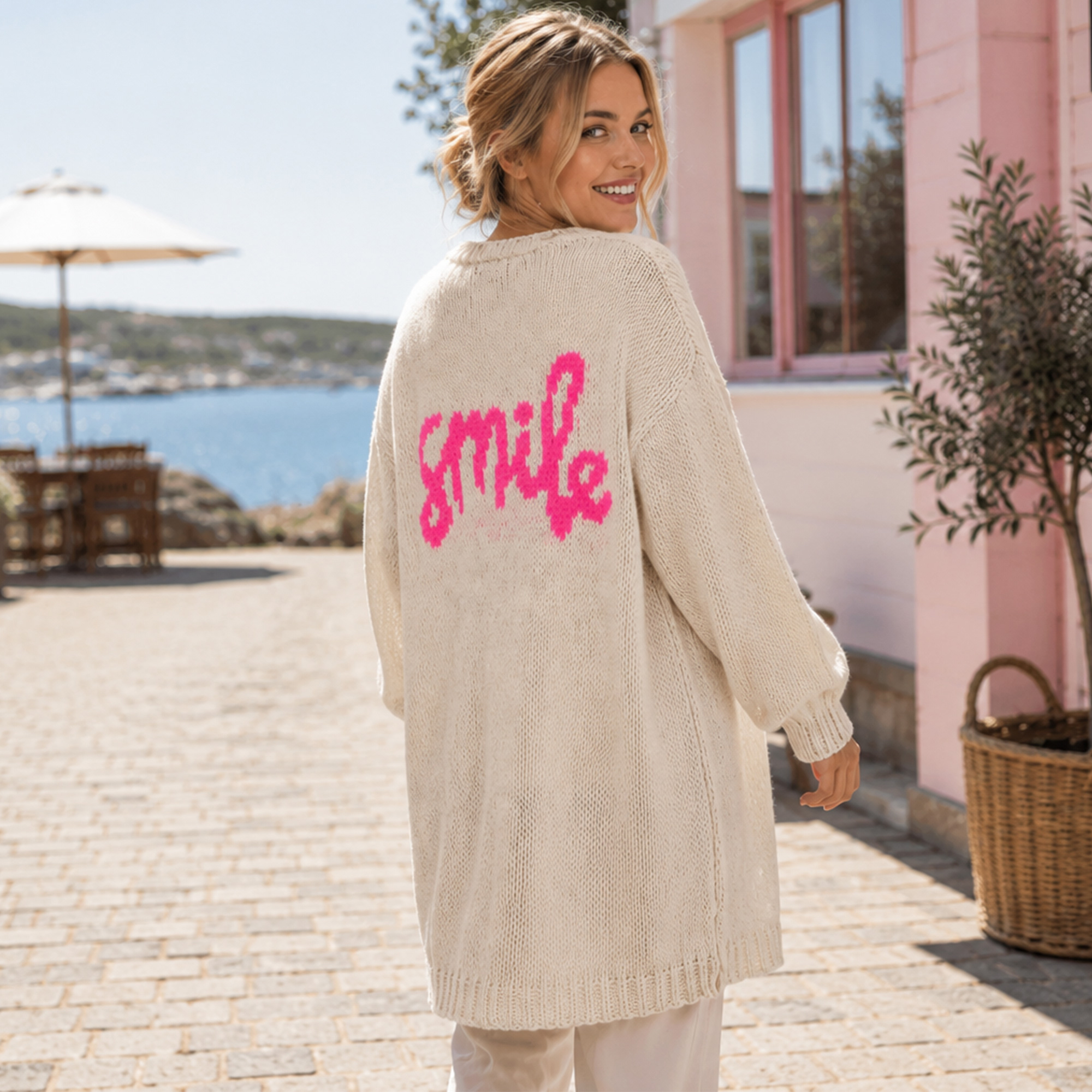 Weibliches Model mit CAMPS BAY Strickcardigan in Beige-Neon-Pink