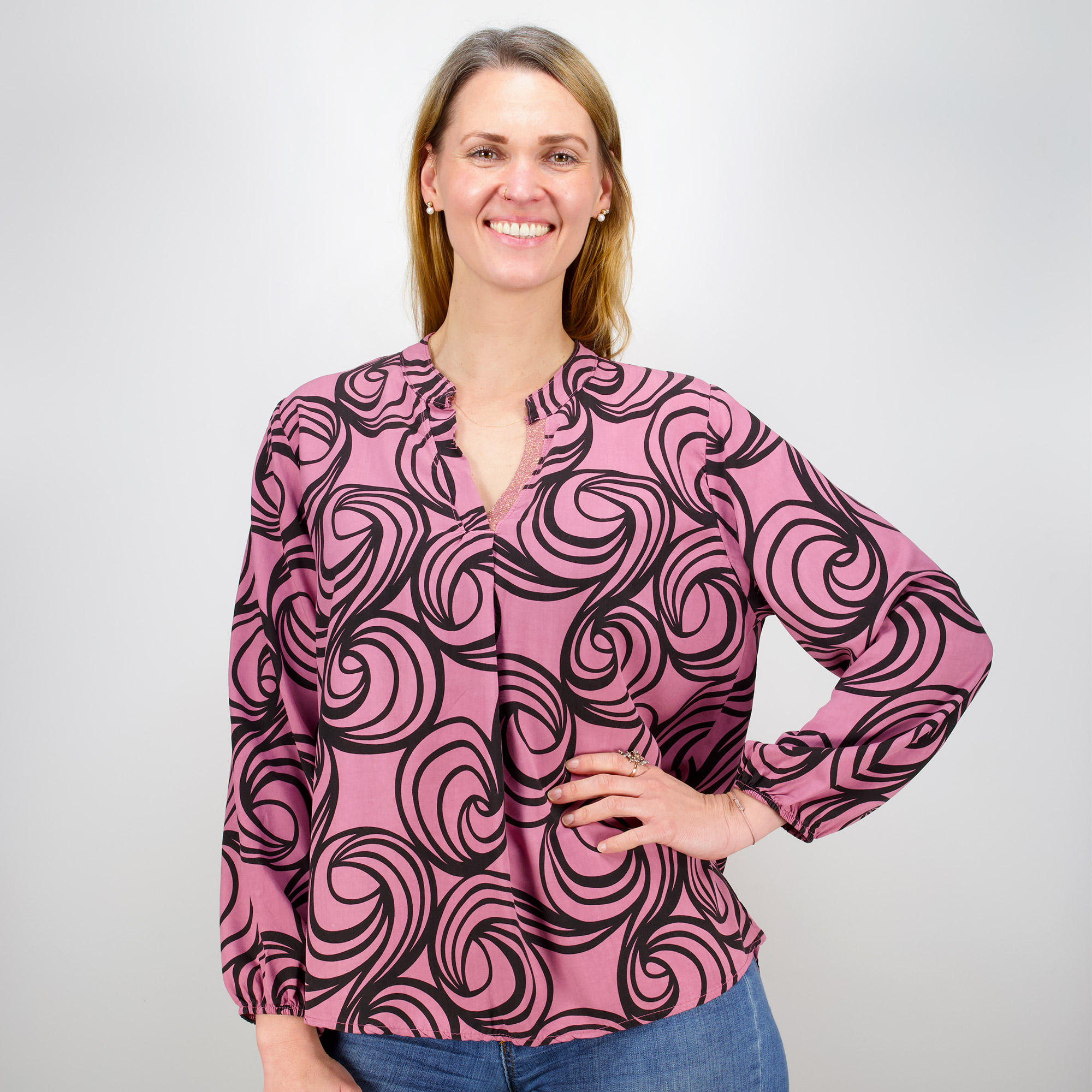 Weibliches Model mit Küstenzauber Bluse 