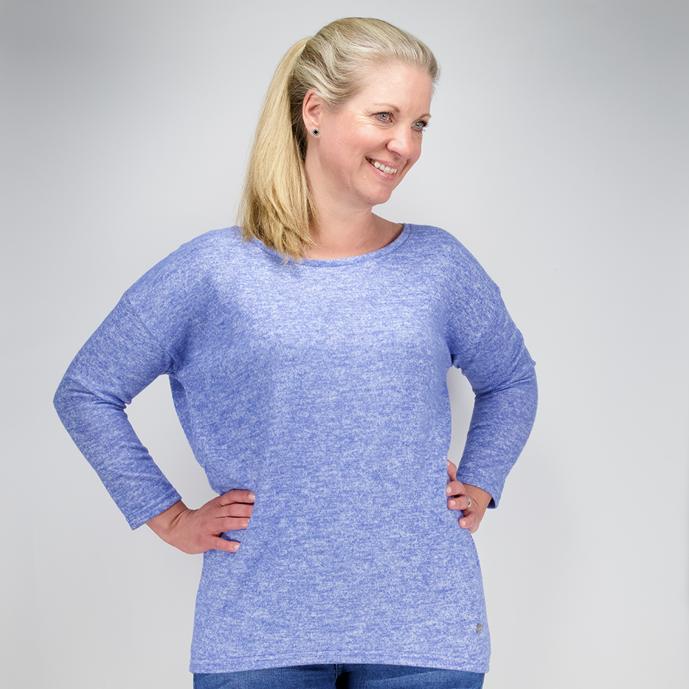 Weibliches Model mit CAMPS BAY Shirt in Azure Blue Marl