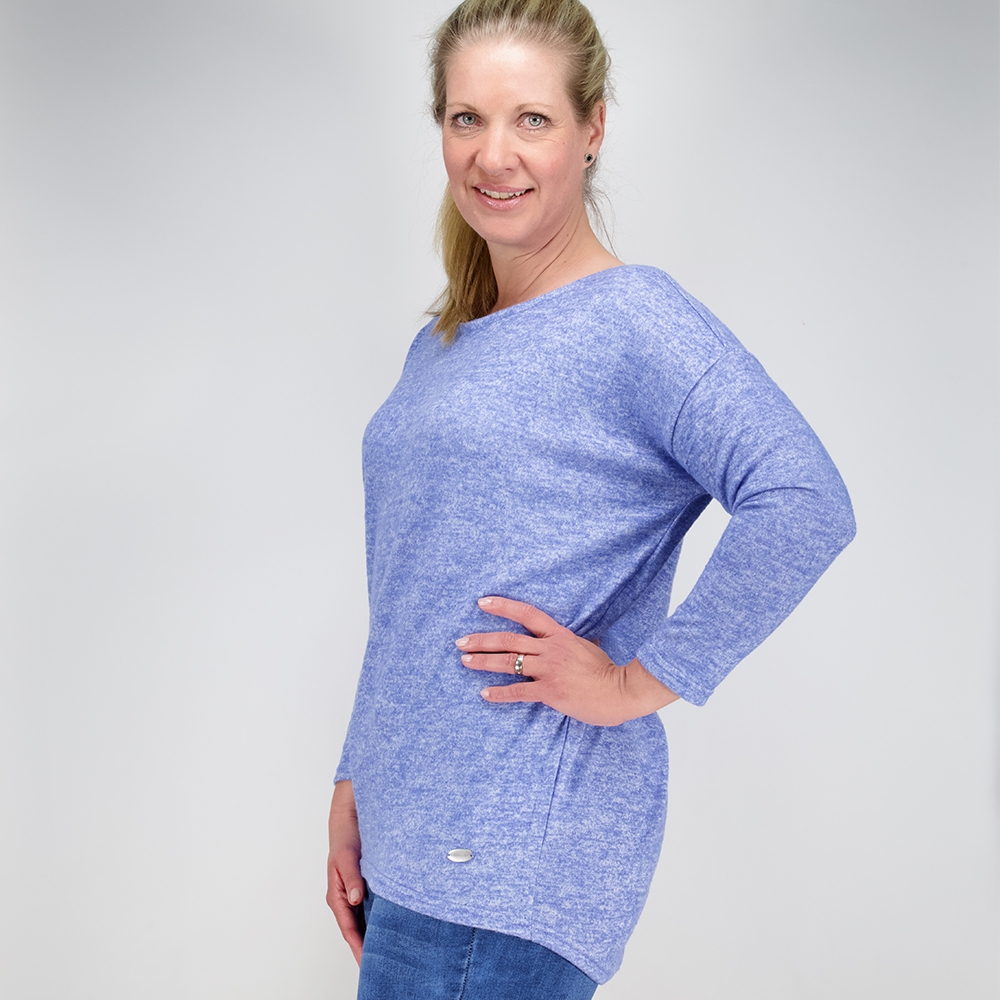 Weibliches Model mit CAMPS BAY Shirt in Azure Blue Marl
