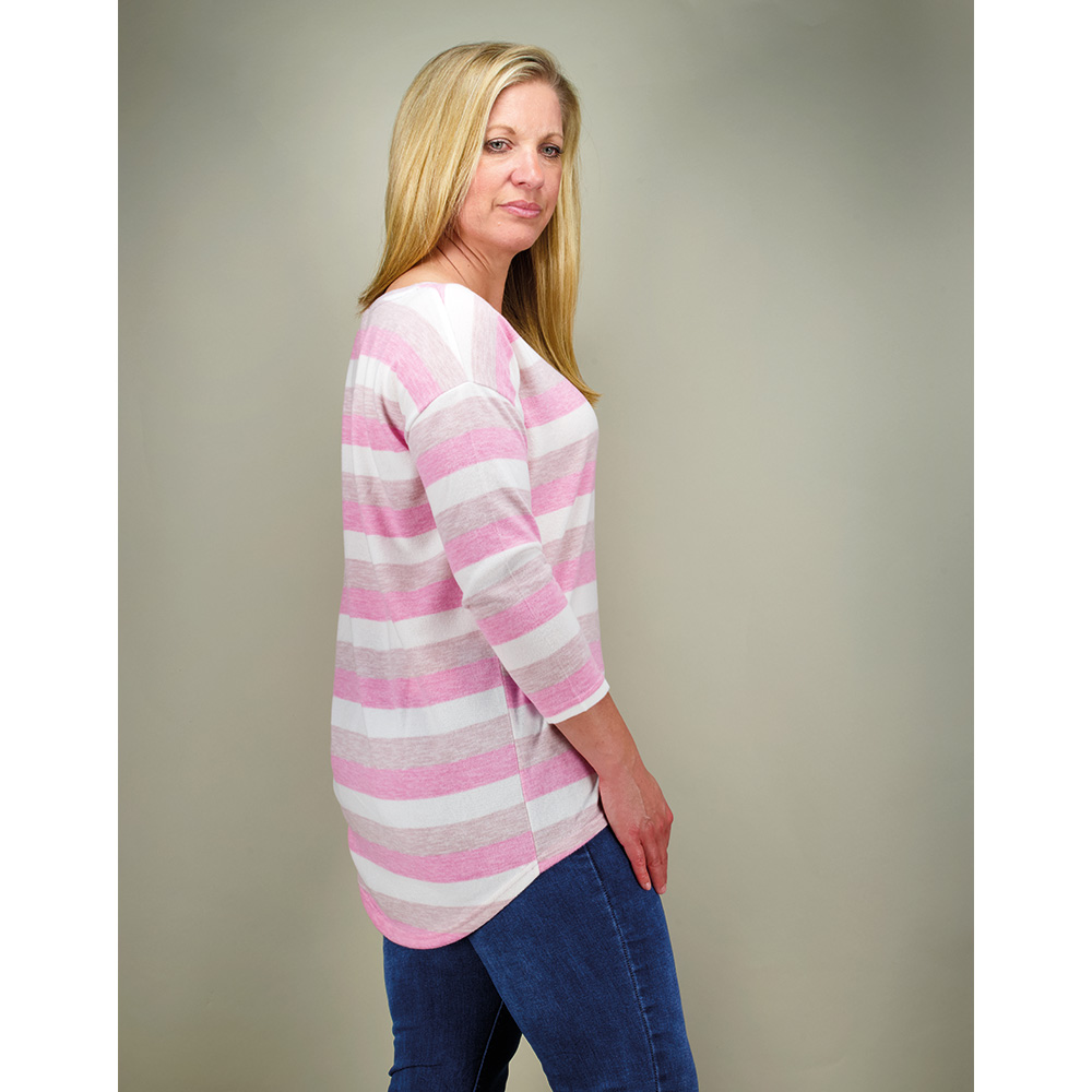 Weibliches Model mit CAMPS BAY Shirt in Rose Pink Stripe