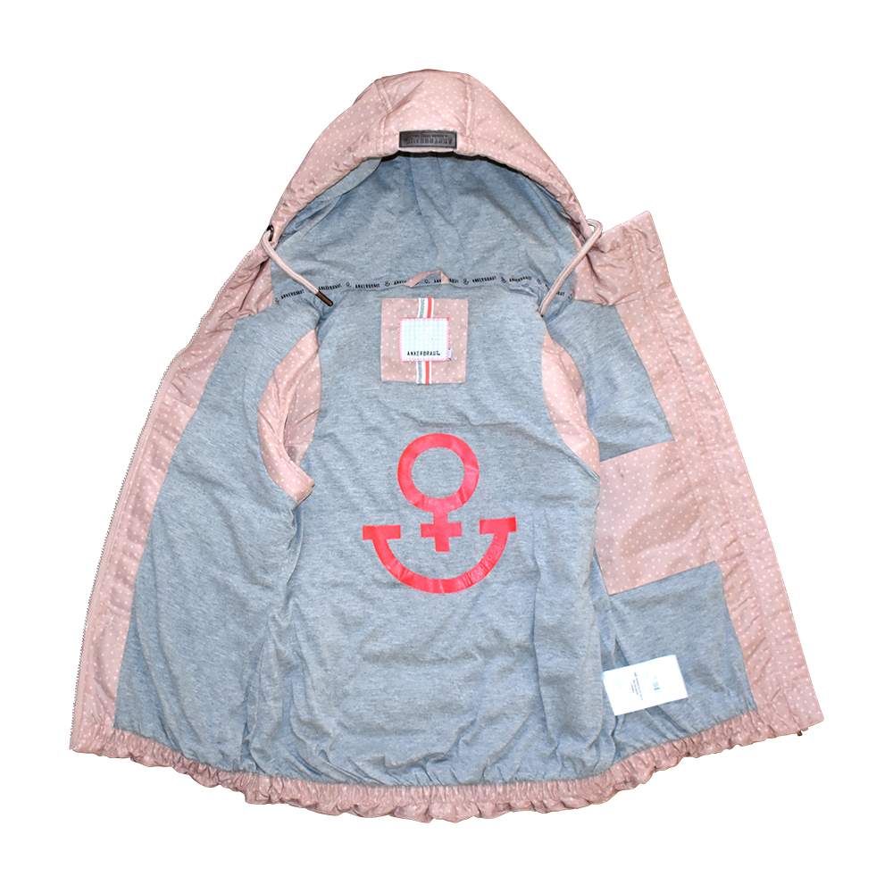 Weibliches Model mit ANKERBRAUT Weste in Rose