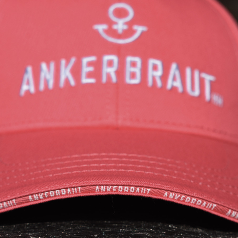 Weibliches Model mit ANKERBRAUT Cap in Koralle