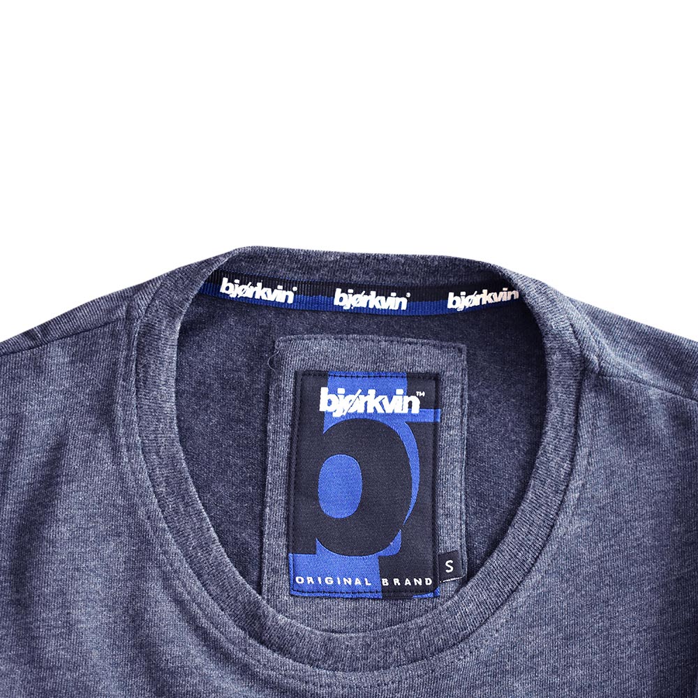 Männliches Model mit Björkvin T-Shirt in Total Eclipse Melange 